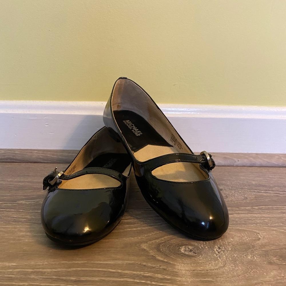 Like new! MICHAEL Michael Kors Black Patent Flats Size 7